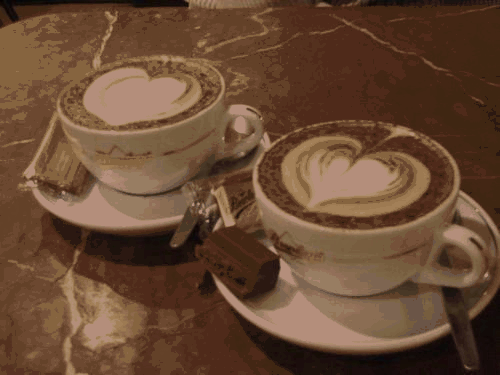 Dwie kawy cappuccino i czekoladka